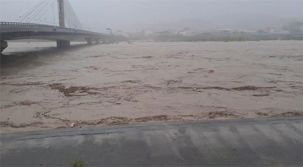 快新聞／水要淹上來了！高屏溪、旗山溪水暴漲　3橋緊急預防性封閉