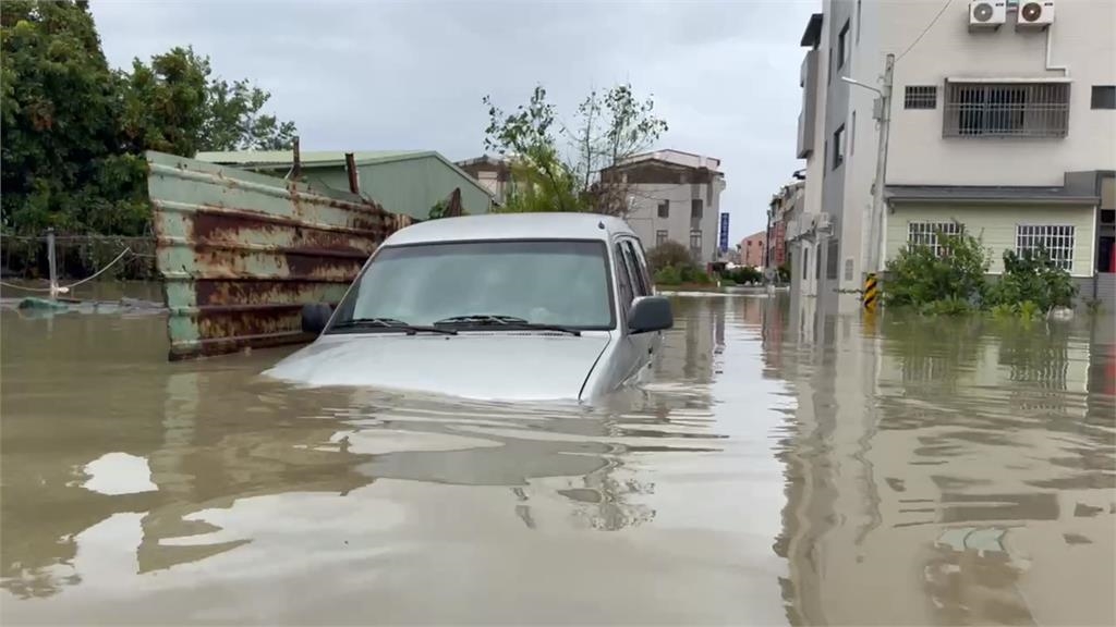 台南新營區「後鎮排水」潰堤　雨繼續下！鹽水區淹成汪洋