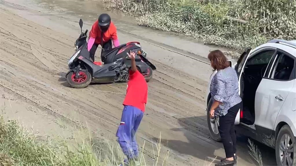 水上鄉防汛道路泥濘 騎士頻摔.1人推車摔溝溺斃
