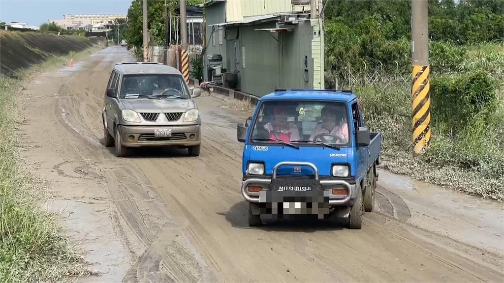 水上鄉防汛道路泥濘 騎士頻摔.1人推車摔溝溺斃