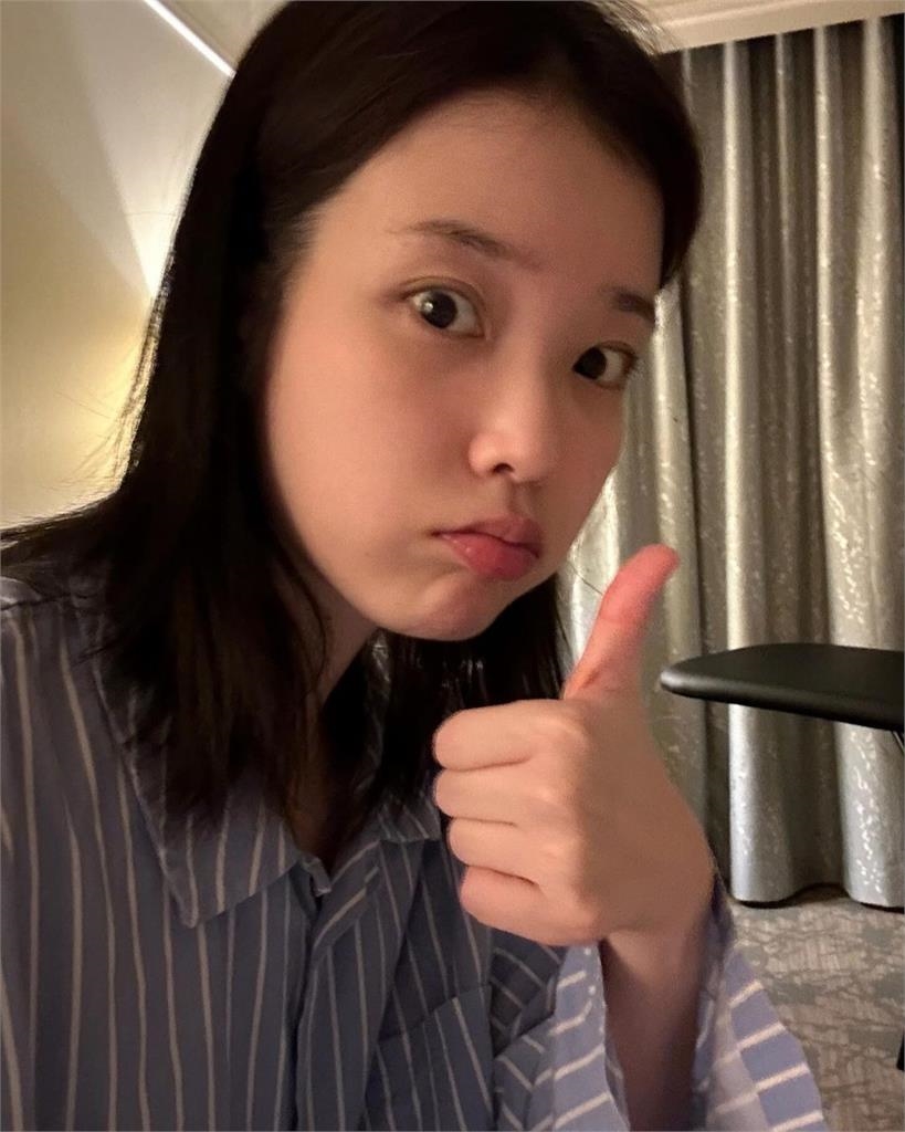 IU失手上傳素顏照?海量花絮驚見「私密睡衣照」真實臉蛋大放送網急壞