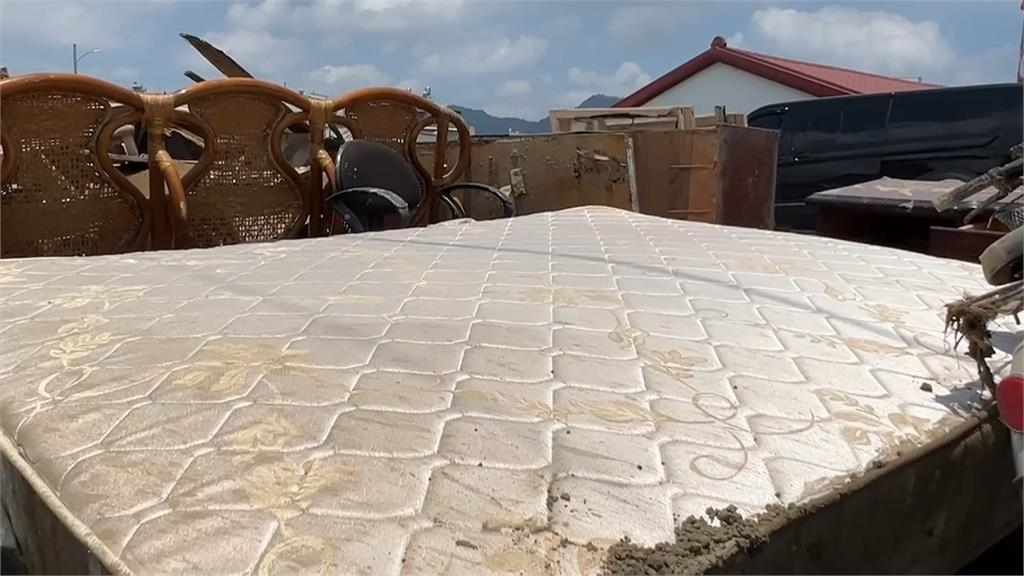 高雄美濃淹逾1米!中央編預算補助 國軍進駐幫清淤泥 居民忙善後