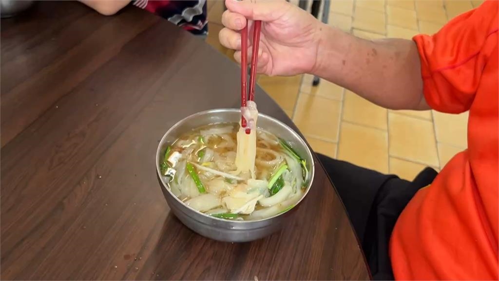 高雄美濃粄條街颱風後重新營業 當地居民忙整理泡水家具