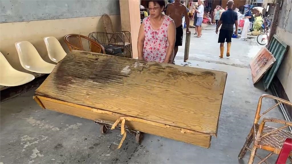 高雄美濃粄條街颱風後重新營業 當地居民忙整理泡水家具