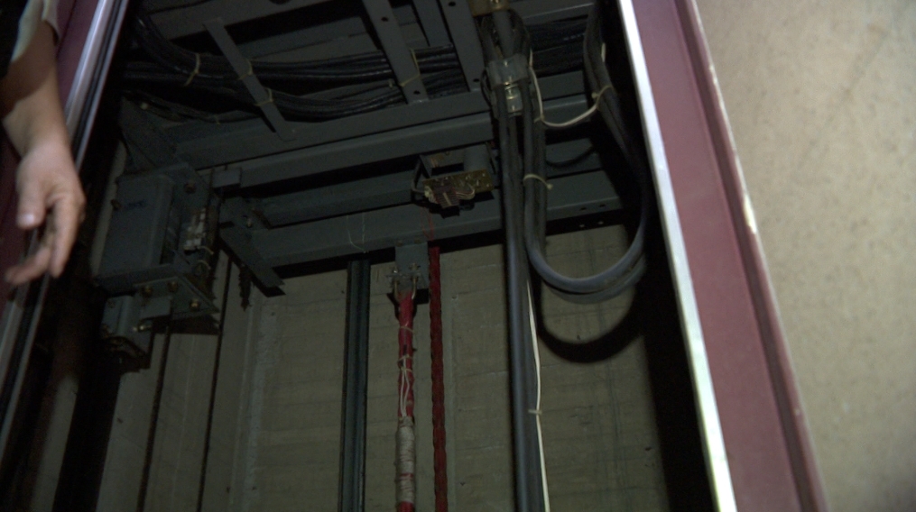 好尷尬!搭電梯「超重警示狂響」 竟跟總載人數無關?