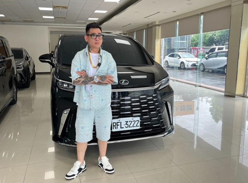 才被踢爆賣假貨怒喊告…蹦闆認身上LV「不符正品規範」道歉！網讚：為人正直