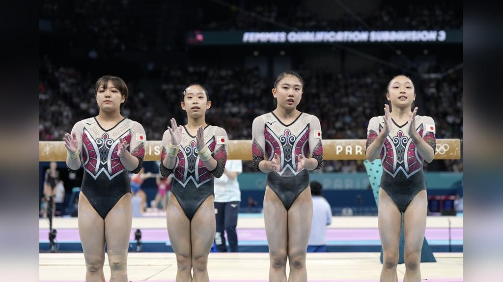 巴黎奧運/日本體操女團「沒王牌隊長」仍進決賽!賽後4人突擺神祕姿勢掀關注 巴黎奧運/日本體操女團「沒王牌隊長」仍進決賽!賽後4人突擺神祕姿勢掀關注