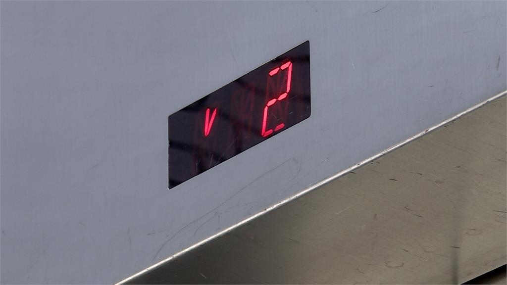 7旬爸媽住2F被鄰居要求少搭電梯 子女見公告怒反擊 7旬爸媽住2F被鄰居要求少搭電梯 子女見公告怒反擊