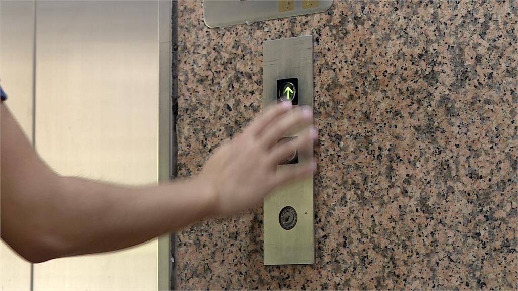 7旬爸媽住2F被鄰居要求少搭電梯 子女見公告怒反擊