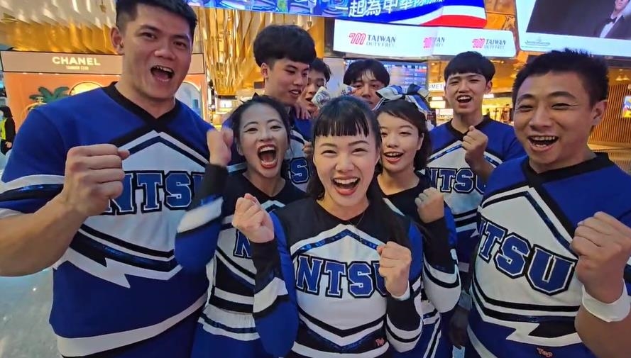 快新聞/為台灣奧運選手應援! 體大競技啦啦隊桃機快閃演出