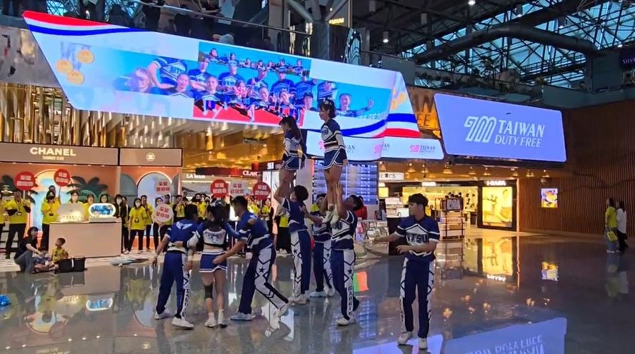 快新聞/為台灣奧運選手應援! 體大競技啦啦隊桃機快閃演出