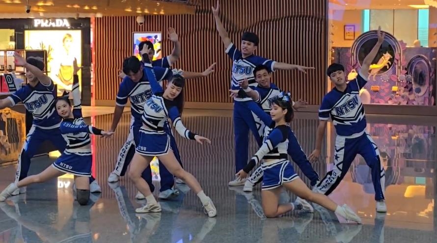 快新聞/為台灣奧運選手應援! 體大競技啦啦隊桃機快閃演出