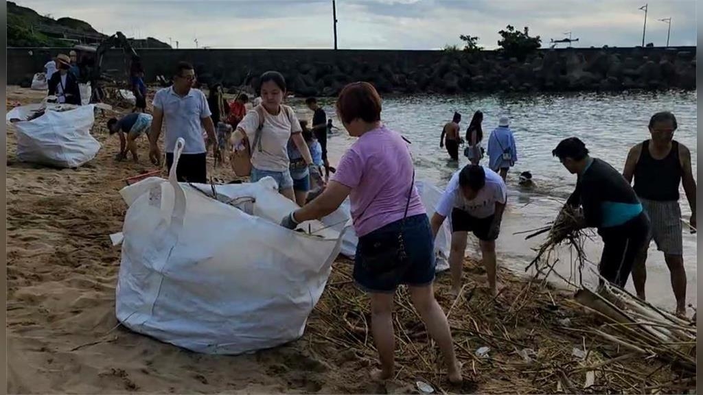 海漂垃圾堆滿基隆大武崙沙灘　志工、遊客合力淨灘
