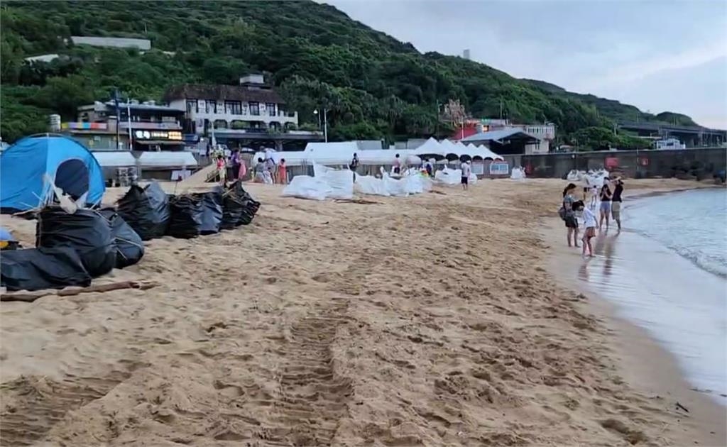 海漂垃圾堆滿基隆大武崙沙灘　志工、遊客合力淨灘