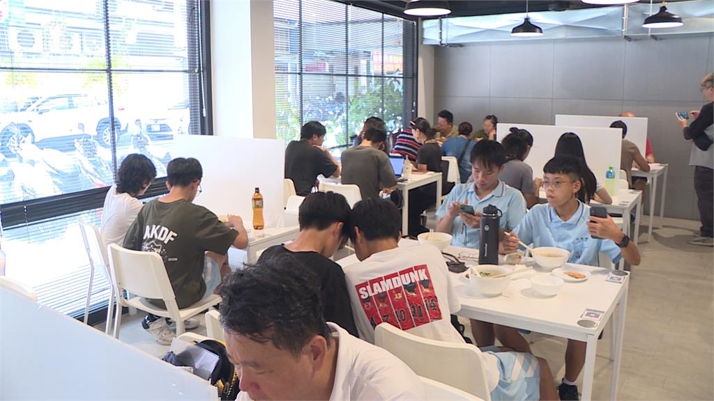 台灣首獎牌入袋!拳擊美少女吳詩儀家麵店湧人潮 粉絲開車40分鐘也要吃