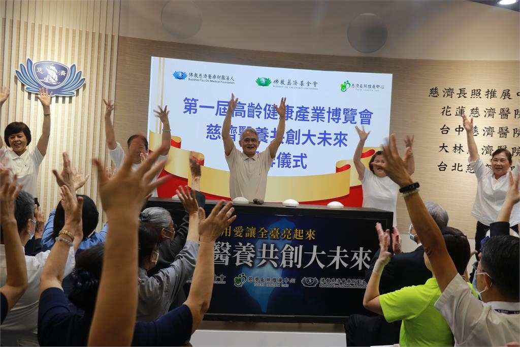 慈濟研發880健康管理照護系統 總統親頒獎