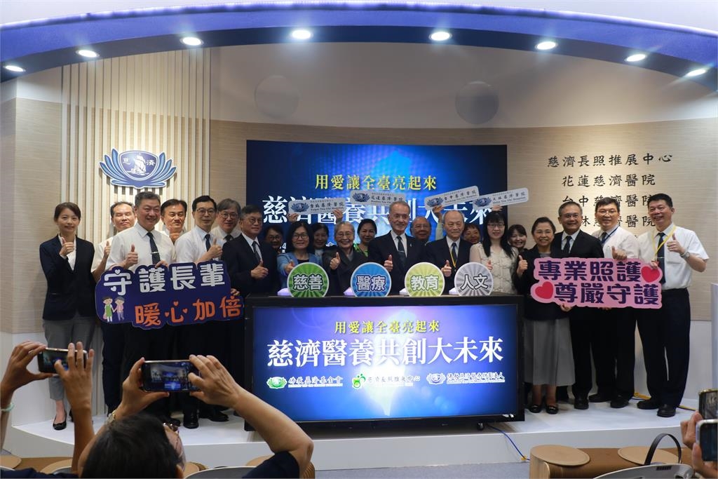 慈濟研發880健康管理照護系統 總統親頒獎