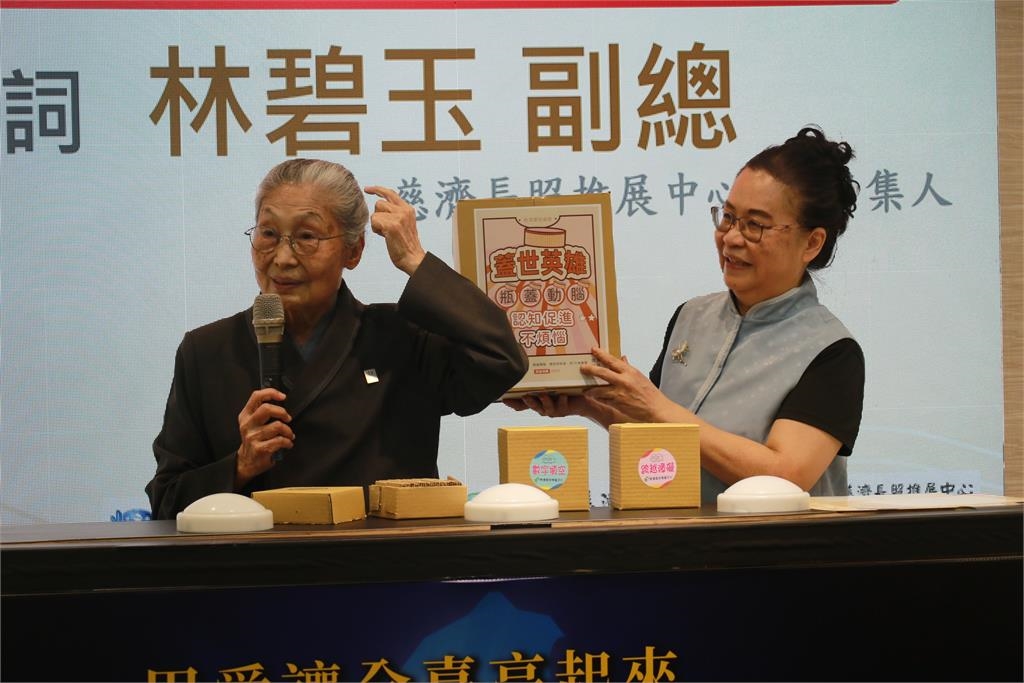 慈濟研發880健康管理照護系統 總統親頒獎