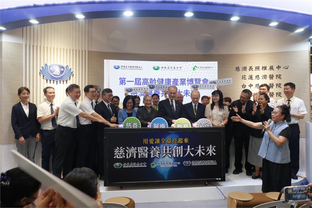 慈濟研發880健康管理照護系統 總統親頒獎