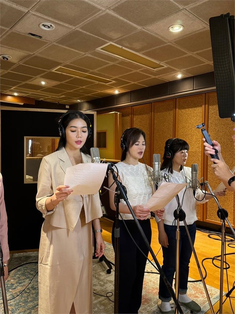 今天不播新聞  改唱「如是我聞」 七月教孝月    女主播合唱佛曲傳大愛 　