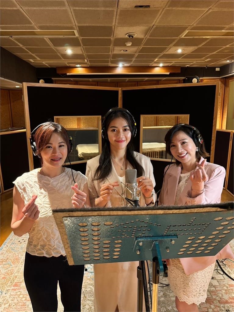 今天不播新聞  改唱「如是我聞」 七月教孝月    女主播合唱佛曲傳大愛 　