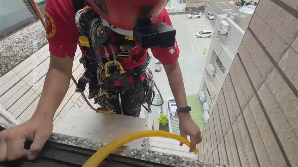 怵目驚心！　女子站約19層樓高窗台清潔「沒保護措施」