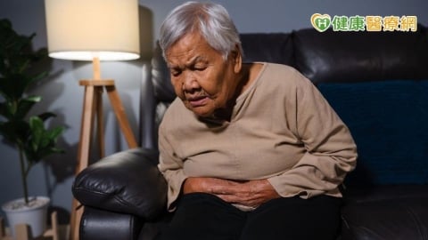 8旬嬤C肝、肝硬化治療改善,追蹤竟發現肝癌! 「緩和療法」降手術風險