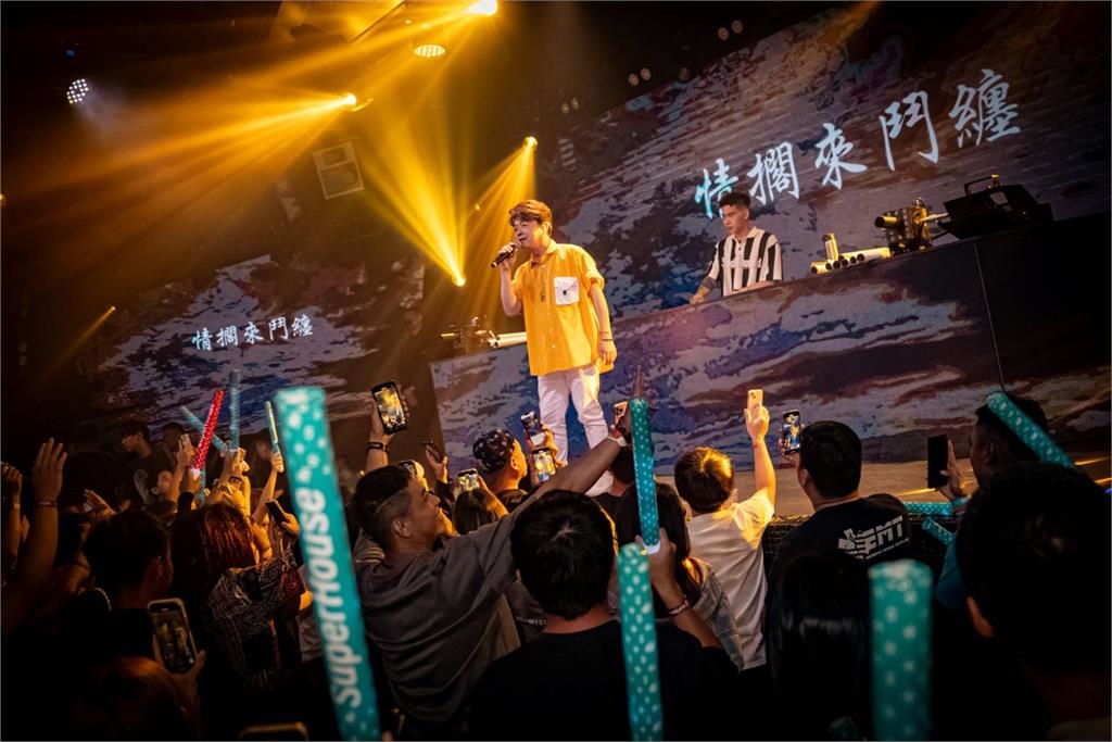 翁立友台中夜店開唱初體驗　電音版「我問天」嗨翻全場