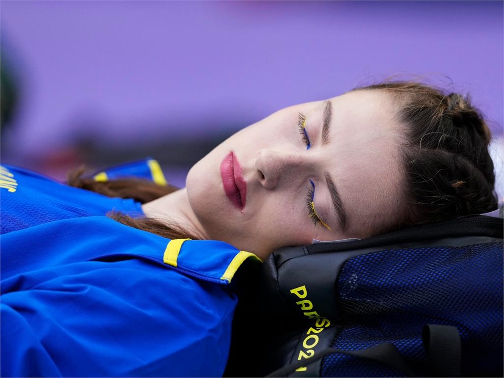 巴黎奧運／烏克蘭跳高正妹「躺著贏」睡美人照瘋傳！網驚：睡醒就金牌了