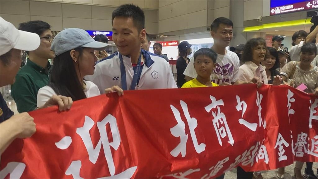 獨家／黃金男雙「麟洋」女友驚喜同框！　2人同喊口號超甜美畫面曝光