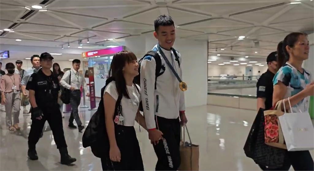 快新聞/超閃!陳詩媛親接機王齊麟 甜喊驚喜禮物「就是我本人」