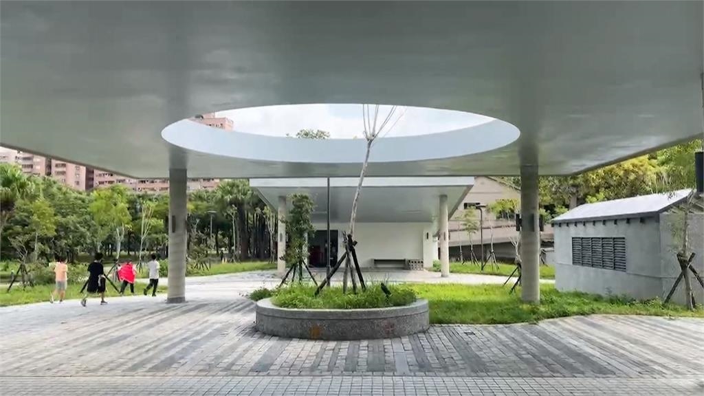 舊社停車場「圓型天井」爆紅 無法複製的畫作!圈住藍天綠樹如畫框