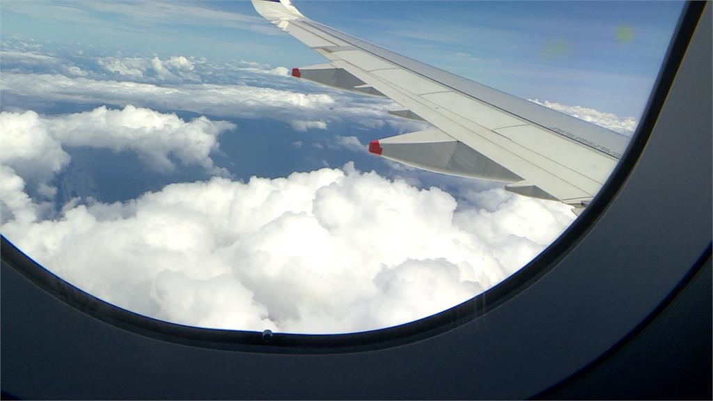 長榮遇亂流！餐點、飲料噴滿地　乘客自嘲：可樂洗頭初體驗