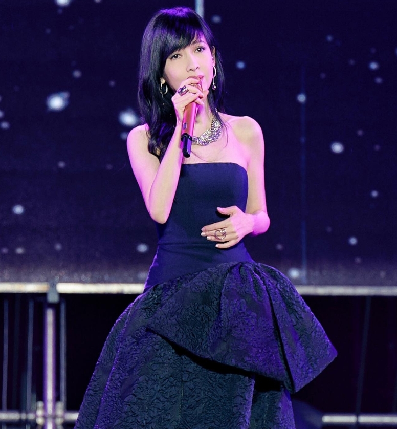 玉女掌門人周慧敏「居家私照」外流！56歲真面目太驚人…網嚇：太扯了