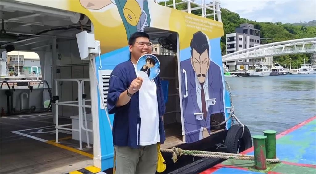 旗津渡輪「柯南」聯名海上巴士啟航　民眾開心合照