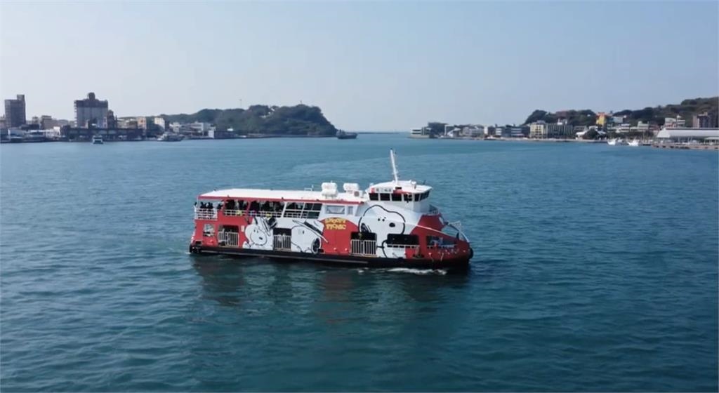 旗津渡輪「柯南」聯名海上巴士啟航　民眾開心合照