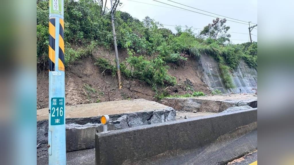 用路人注意！台南龍崎擋土牆倒塌、歸仁道路積水　綠議員到場關心