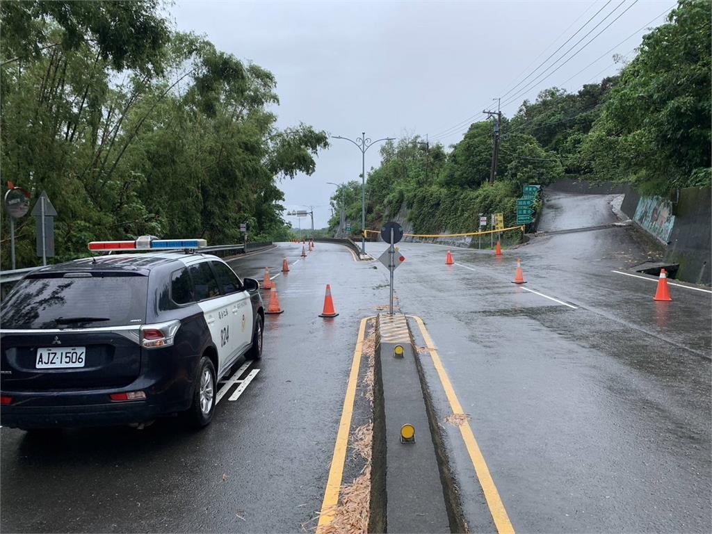 快新聞/用路人注意!台南龍崎擋土牆倒塌、歸仁區道路積水 綠議員到場關心