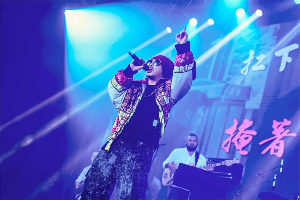 這是真的？合照「美肌開太強」認不出　伍佰「臉蛋大變形」網嚇：變八佰伍