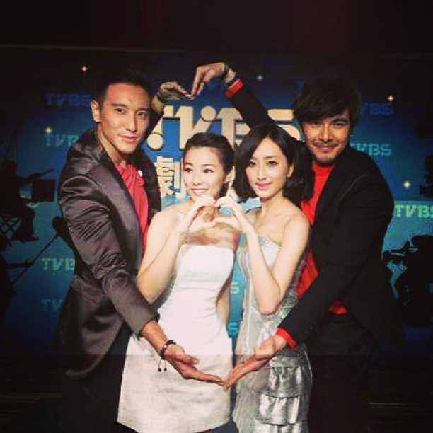 才剛嫌娘砲…王陽明昔「雙手比大愛心」舊照曝光！大票網狠酸：凡娘過必留下痕跡