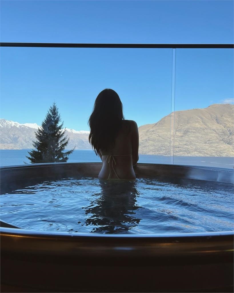 孫芸芸24歲愛女「細線比基尼」放大絕!撩髮1幕「空出一大片」網看暈