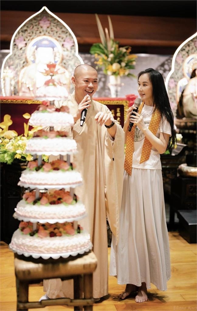 「台灣第一美女」蕭薔淡出演藝圈7年！樸素禮佛「56歲真面目」震撼網