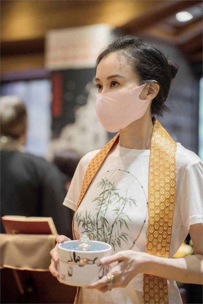 「台灣第一美女」蕭薔淡出演藝圈7年！樸素禮佛「56歲真面目」震撼網