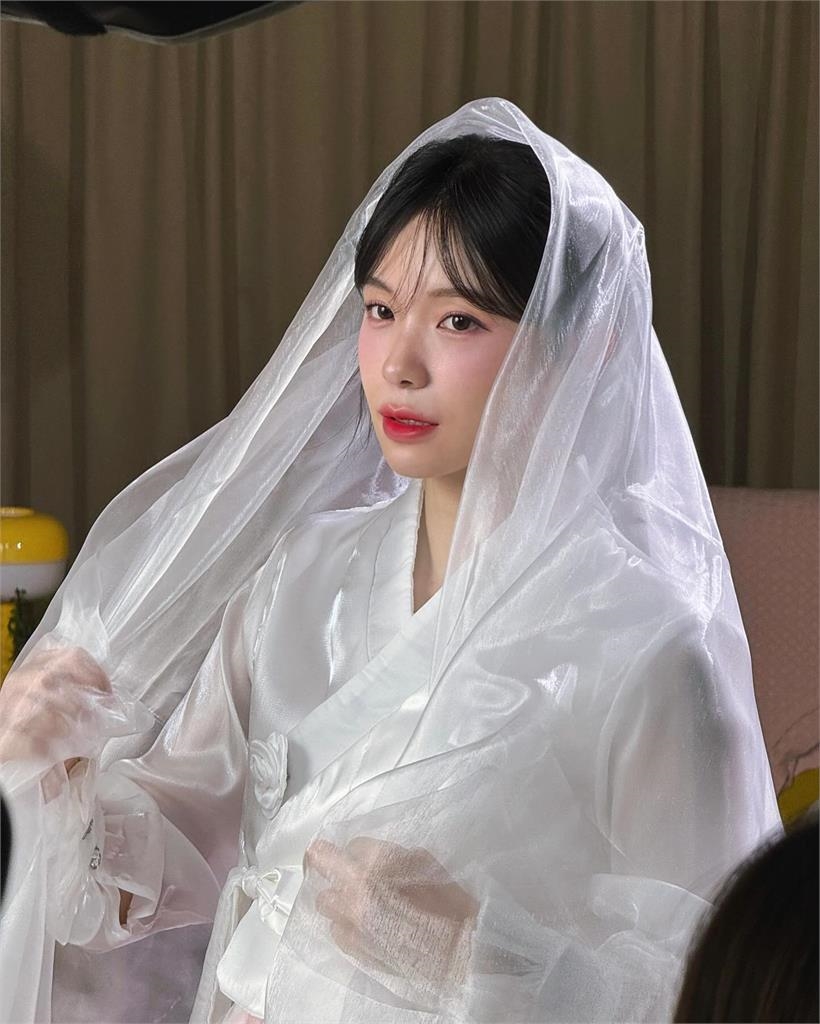 李多慧「結婚會場走T台」畫面曝光!玫瑰白紗上身「1秒變新娘」仙氣炸裂