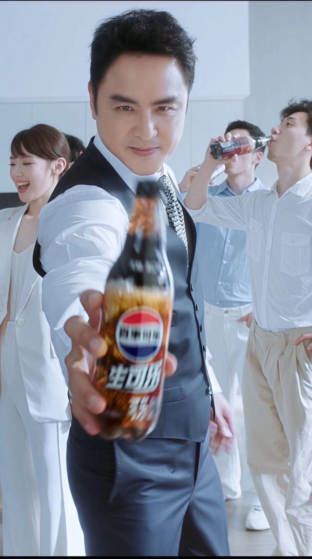 雙喜臨門 男神明道直播流量創藝人之最！ 近逼10億營收！又扮霸總攜手合作國際品牌