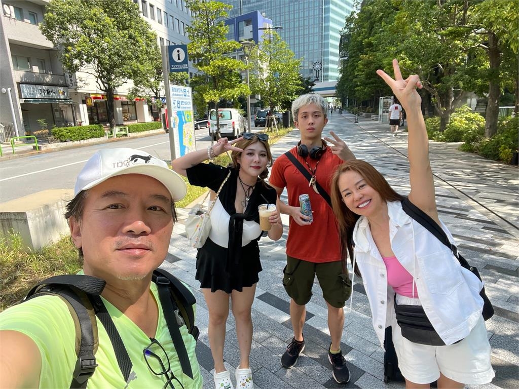 孫安佐全家出國…身旁驚見「超兇正妹」身份惹瘋猜!IG大尺度猛照全被挖