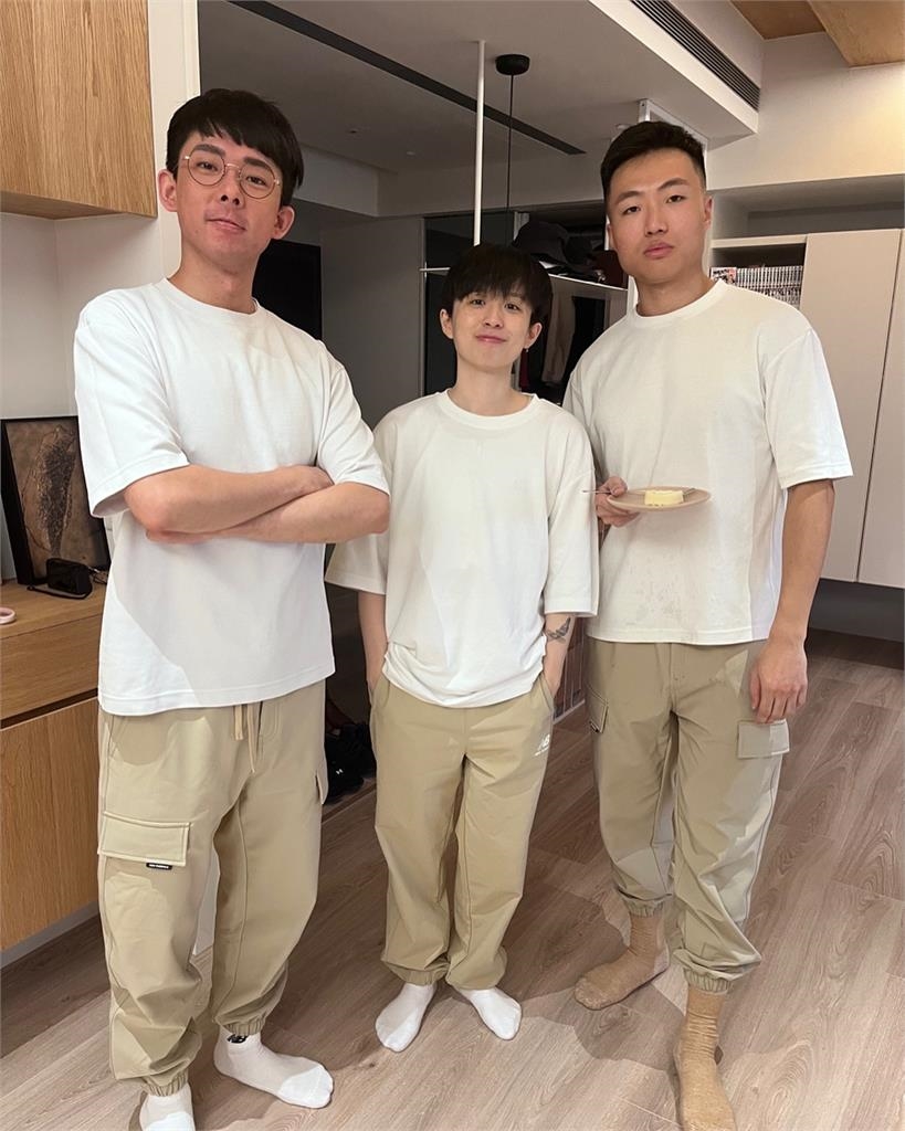 公開了!HOOK、阿滴「同框見父母」幸福照太震撼…網猛刷一排:恭喜