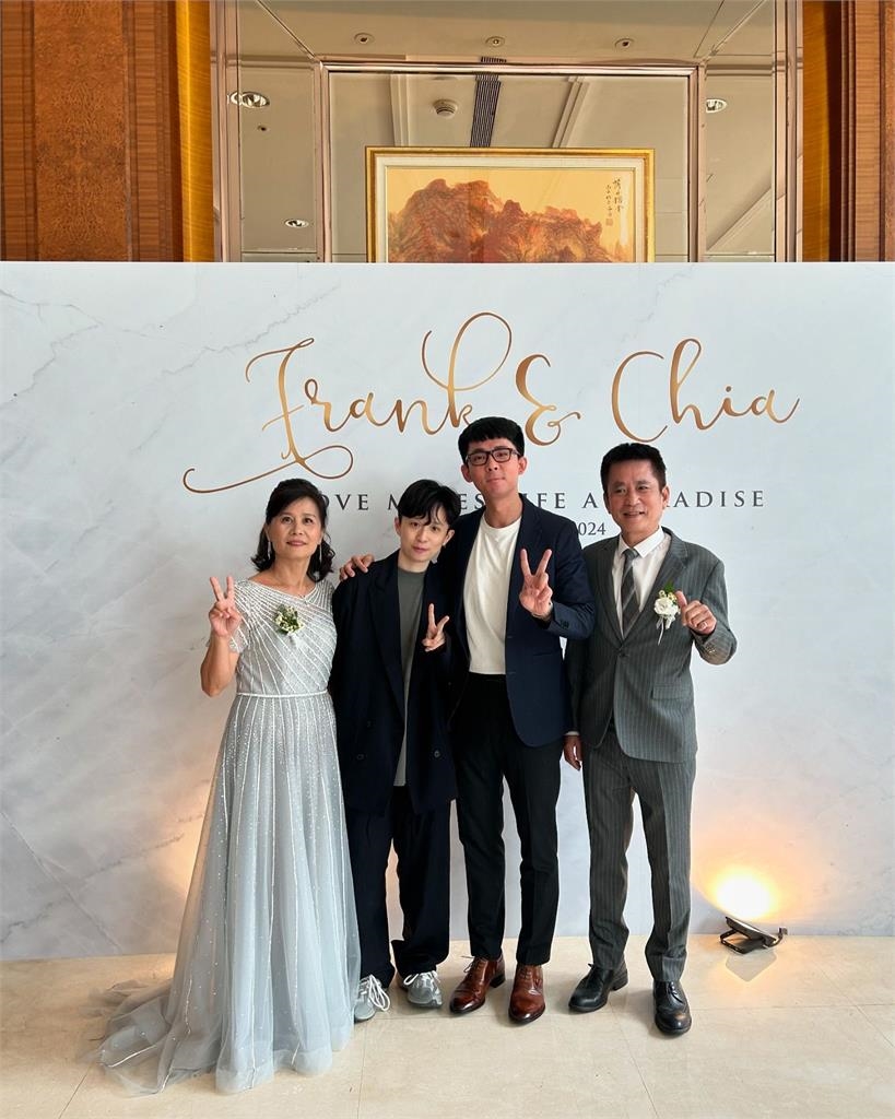 公開了!HOOK、阿滴「同框見父母」幸福照太震撼…網猛刷一排:恭喜