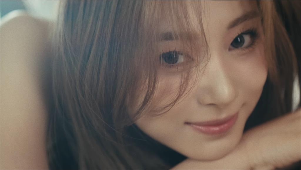 子瑜下班搭車身後驚見「詭異微笑人臉」嚇壞粉絲!背後真相笑翻全場