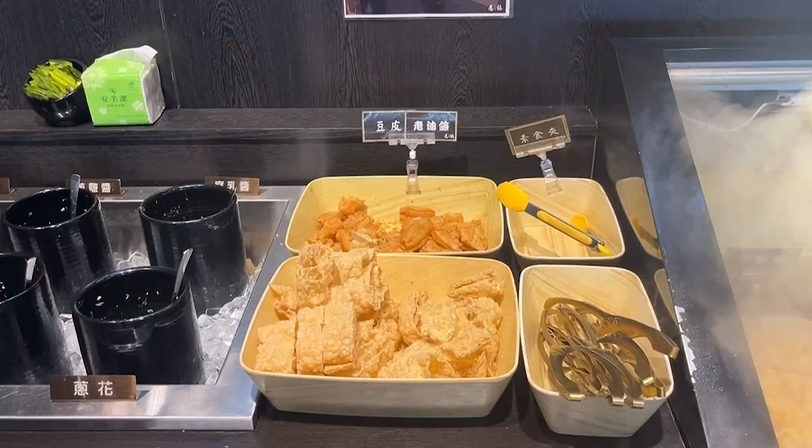 又爆食安! 火鍋店「勞贖」爬上餐檯叼豆皮 食安處將稽查